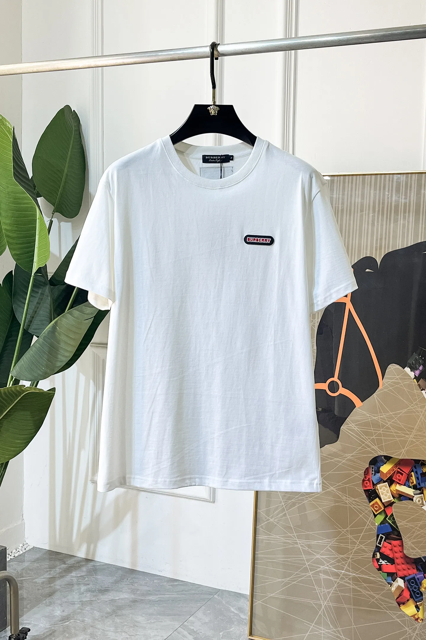 P130🔥🔥Burberry - 2026ss Year of the Horse Spring and Summer premium short-sleeved T-shirt. Official website synchronization Premium Quality Customized top-grade Xinjiang long-staple cotton fabric, 1:1 production by top manufacturers, fashionable brand heavy craftsmanship logo design, soft and delicate feel. Skin-friendly and comfortable to wear. Versatile casual upper body is very good. Handsome, a must-have for trendy men. Size: M-3XL, can wear up to 200 pounds!